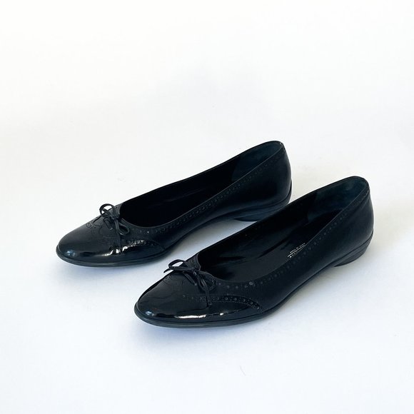 Salvatore Ferragamo Boutique Black Patent Leather Wingtip Flats - 9 fits… - Picture 2 of 3